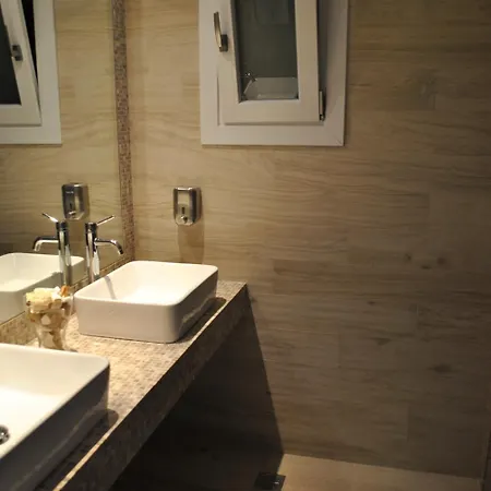 페티나로스 호텔 4*